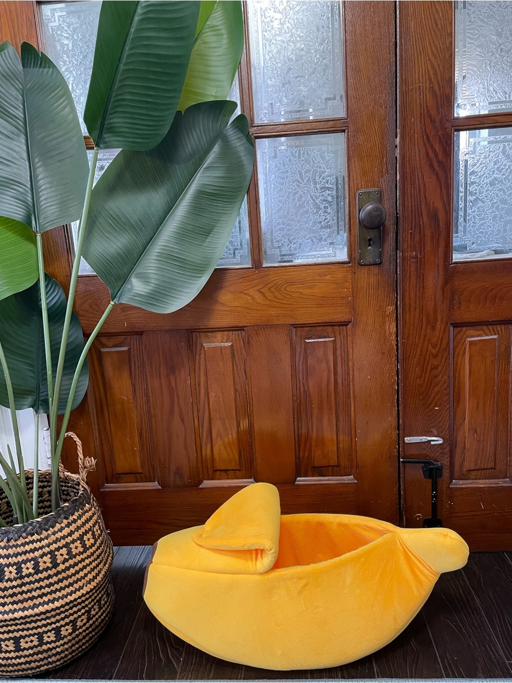 Plush Yellow Banana Pet Bed - Soft Cozy Lounger